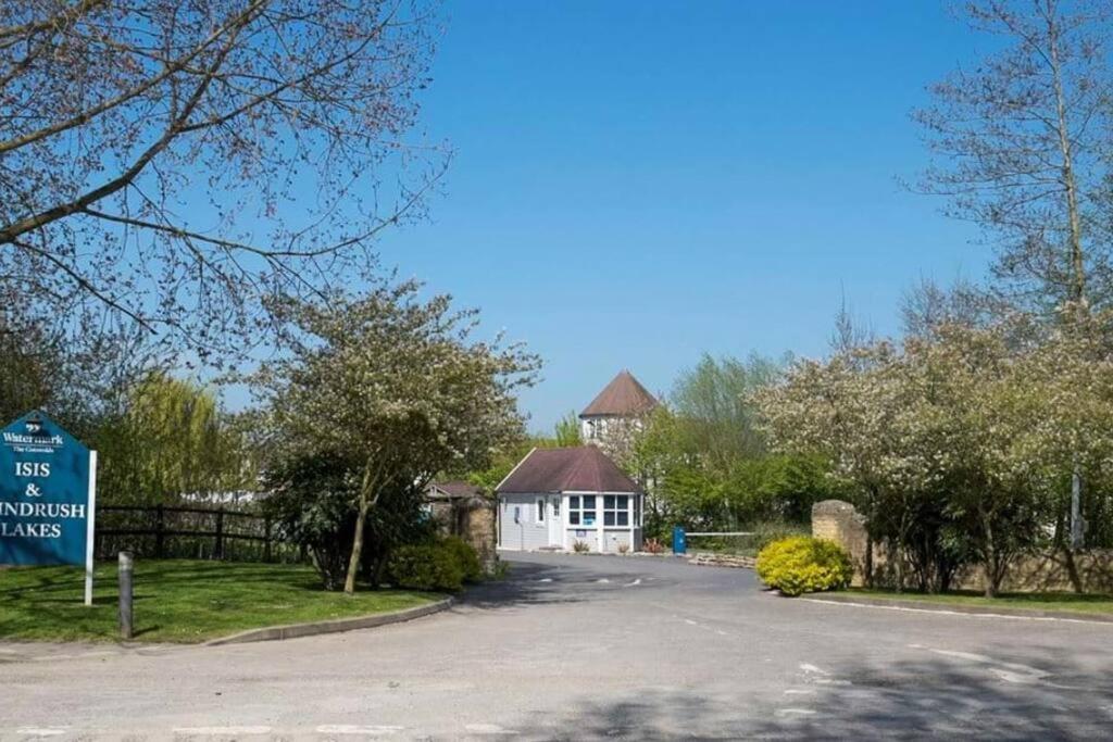 Emerald Lake House South Cerney Exterior photo